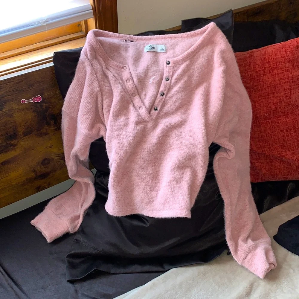 L soft pink Hollister sweater